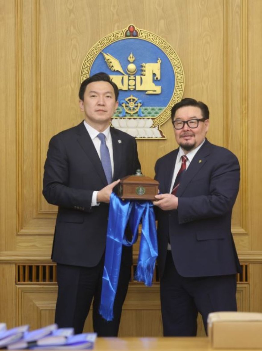 Монгол Улсын 35 дахь Ерөнхий сайд Н.Учрал Засгийн газрын тамгаа гардаж авлаа
