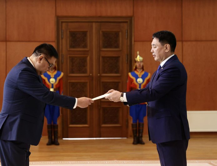 Киргиз Улсын Элчин сайд Итгэмжлэх жуух бичгээ өргөн барилаа